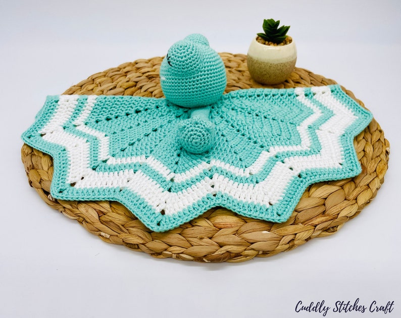 Crochet frog lovey pattern, Amigurumi frog lovey blanket, crochet security blanket image 6