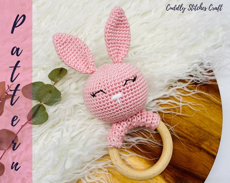 Sleepy bunny crochet rattle pattern, crochet baby rattle, crochet wooden rattle, Amigurumi bunny pattern image 1