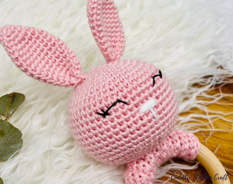 Sleepy bunny crochet rattle pattern, crochet baby rattle, crochet wooden rattle, Amigurumi bunny pattern image 7