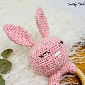 Sleepy bunny crochet rattle pattern, crochet baby rattle, crochet wooden rattle, Amigurumi bunny pattern image 2