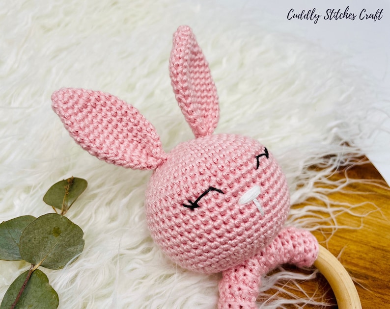 Sleepy bunny crochet rattle pattern, crochet baby rattle, crochet wooden rattle, Amigurumi bunny pattern image 2