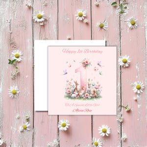 Personalisierte Baby Mädchen Geburtstagskarte, Kaninchen, Schmetterlinge und Blumen, 15,5 cm quadratisch, handgemacht auf Premium Leinen Karte