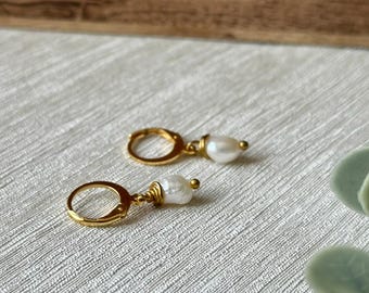 Orecchini a cerchio con perla d'oro e pendente, delicati orecchini a cerchio in oro con perla d'acqua dolce, gioielli da sposa minimalisti, regalo elegante per lei, orecchini per tutti i giorni