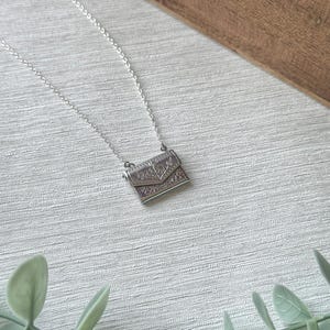 Collar con sobre y mensaje personalizado, regalo personalizado para ella, colgante con medallón de letra, joya con nota oculta, plata de ley, para pareja.