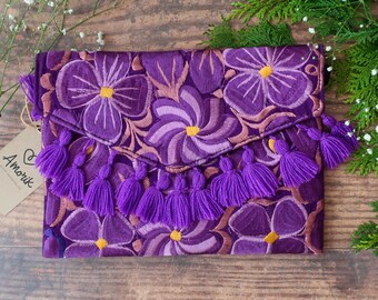 Clutch floral bordado: bolso bandolera estilo huipil mexicano