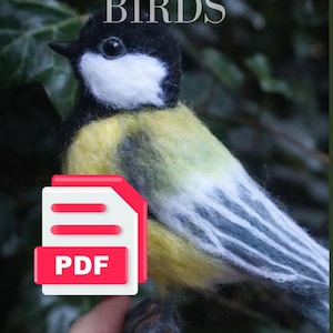 Könnte beinhalten: Ein nadelfilz Vogel mit schwarzem Kopf, weißen Wangen und gelber Brust. Das Bild enthält den Text "BIRDS" und "PDF". Der Vogel wird in einer Hand mit rotem Nagellack gehalten. Der Text "SPECKLED FAWN FELTING" ist ebenfalls sichtbar.
