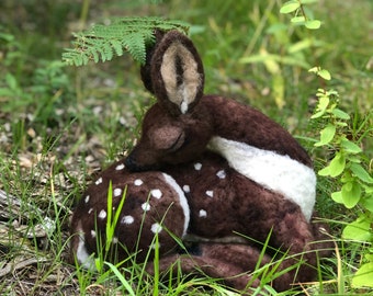 Fawn addormentato, cervo bambino OOAK, vivaio del bosco, animali della foresta, regalo per ragazza