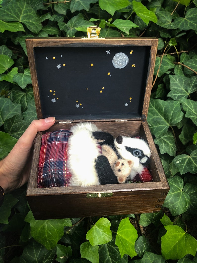 Little Badger OOAK, Needle Felted Sleeping Badger, Badger in an Enchanted Box, Woodland Animal, Fairytale toy, Sweet Dreams, Ecofriendly toy image 2
