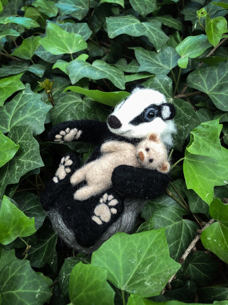 Little Badger OOAK, Needle Felted Sleeping Badger, Badger in an Enchanted Box, Woodland Animal, Fairytale toy, Sweet Dreams, Ecofriendly toy image 3