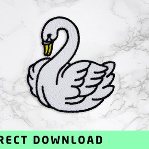 Könnte beinhalten: Gestickter Aufnäher mit einem weißen Schwan mit schwarzer Umrandung und gelbem Schnabel. Der Aufnäher befindet sich auf einem weißen Hintergrund mit den grünen Worten "DIRECT DOWNLOAD" am unteren Rand. Ideal zum Aufnähen auf Kleidung oder Accessoires.
