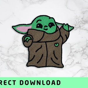 Könnte beinhalten: Gestickter Aufnäher mit einer grünen Figur mit großen Augen und spitzen Ohren, die einen braunen Umhang trägt. Die Figur hat ein kleines Herzdetail auf dem Umhang. Der Text "DIRECT DOWNLOAD" steht unten.