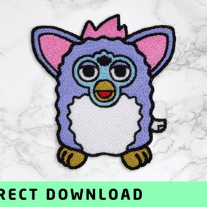 Peut inclure: Écusson brodé représentant un Furby de dessin animé. Le patch a un corps violet clair, des oreilles roses et un ventre blanc. Le texte "DIRECT DOWNLOAD" est en bas dans un rectangle vert.