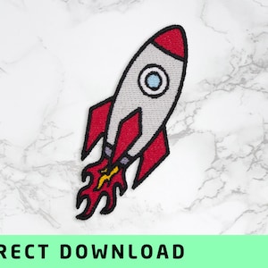Puede incluir: Parche de cohete bordado en gris, rojo y negro. El cohete tiene un cuerpo blanco con aletas rojas y una parte superior roja. El parche presenta una ventana circular azul y blanca y llamas. El texto "DIRECT DOWNLOAD" está en la parte inferior.