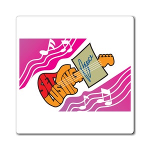 Może przedstawiać: Kolorowa ilustracja gitary z wyrazami "SET" i "LISTENING" napisanymi na korpusie gitary. Gitara znajduje się na różowym tle z nutami. Słowo "Bruce" jest napisane na kartce papieru przymocowanej do gitary.