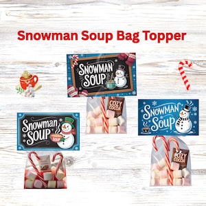 Peut inclure: L'image présente un design "Snowman Soup Bag Topper". Elle comprend des sachets de guimauves et de cannes en sucre, avec des étiquettes "Cozy Cocoa". Le design comprend également un bonhomme de neige et les mots "Snowman Soup".