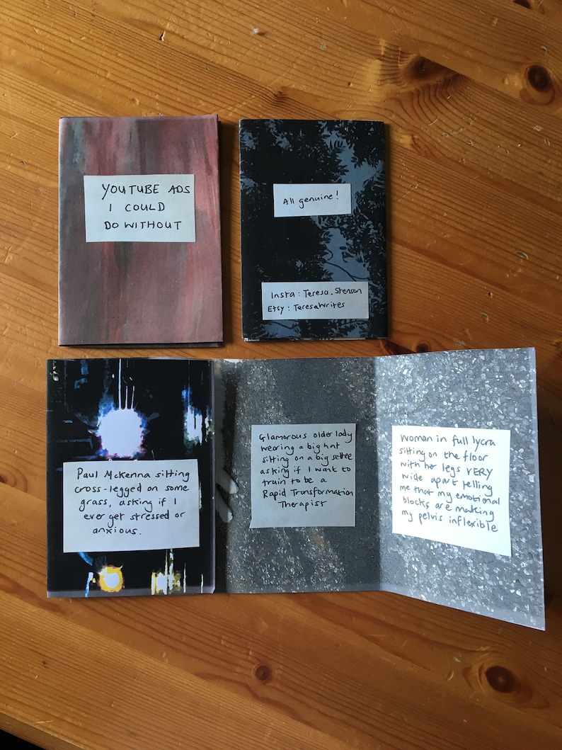 Puede incluir: Una colecci&oacute;n de cinco fanzines rectangulares con varios dise&ntilde;os de portada y etiquetas de papel blanco con texto escrito a mano. Las etiquetas incluyen frases como YOUTUBE ADS I COULD DO WITHOUT, All genuine!, y descripciones de escenas con Paul Mckenna, una dama con sombrero y una mujer en licra.