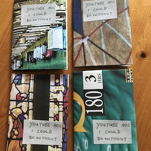 Puede incluir: Cuatro folletos rectangulares con dise&ntilde;os de portada variados. Cada folleto presenta una etiqueta de papel blanco con el texto escrito a mano "YOUTUBE ADS I COULD DO WITHOUT". Las portadas muestran una escena callejera, l&iacute;neas geom&eacute;tricas abstractas, vidrieras y un gr&aacute;fico verde con el texto "180 3 HRS".