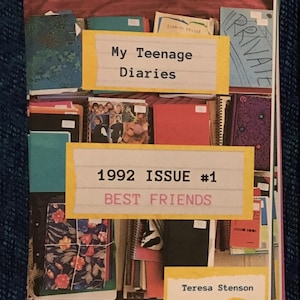 Puede incluir: Un libro amarillo y rosa titulado "My Teenage Diaries 1992 Issue #1 Best Friends" de Teresa Stenson. La portada del libro presenta un collage de cuadernos y útiles escolares coloridos.