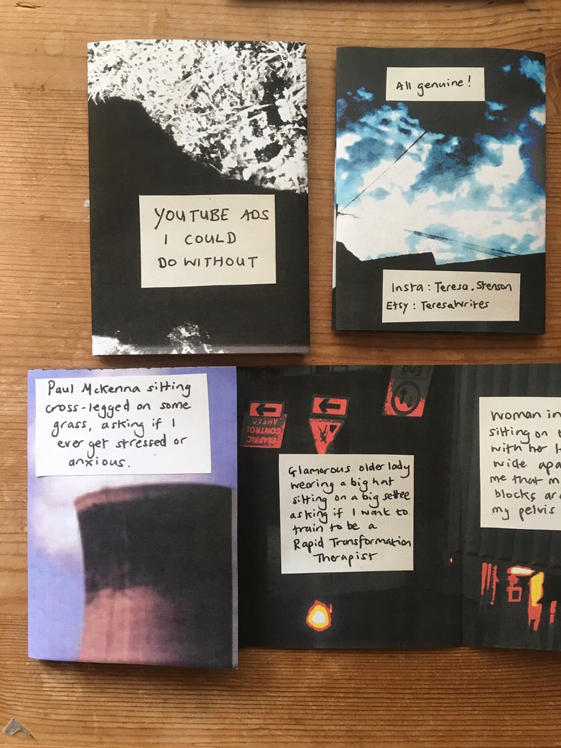 Puede incluir: Cuatro fanzines con portadas fotogr&aacute;ficas y notas escritas a mano. Uno dice YOUTUBE ADS I COULD DO WITHOUT, otro All genuine! con redes sociales. Otros contienen texto sobre Paul McKenna, una se&ntilde;ora con sombrero grande y bloqueos p&eacute;lvicos.