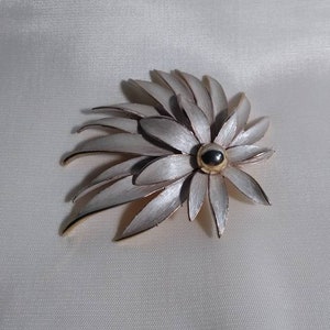 Vintage Cream and Brushed Gold Tone Botanical Brooch