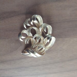 Vintage Lisner Articulated Gold Tone Swirl Brooch