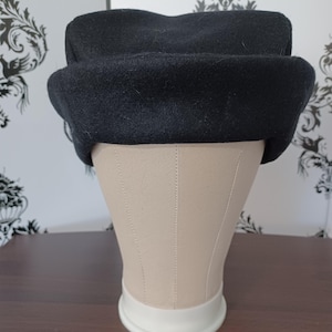 Sir John&#39;s black Tudor bonnet