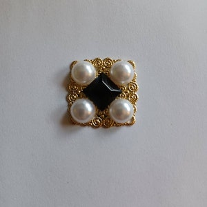 Elizabethan ouches, square with black gem and pearls