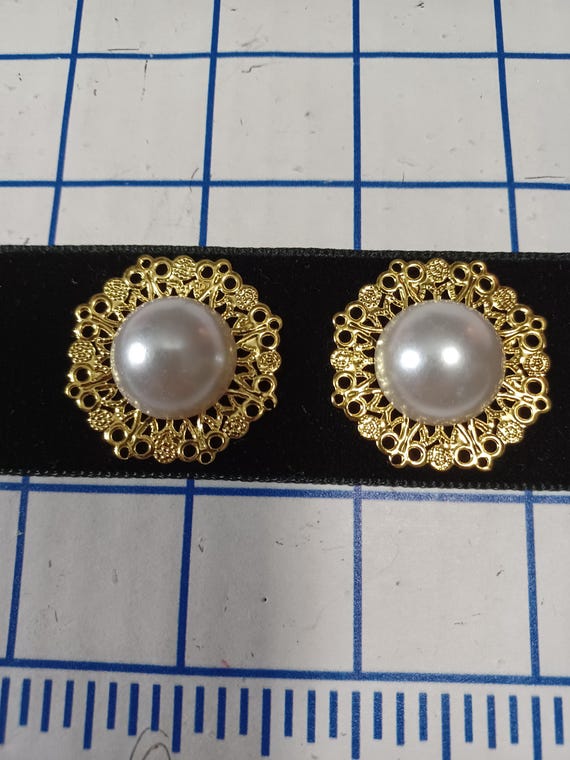 Elizabethan Ouches, Round Golden Filigree With Large Pearl
