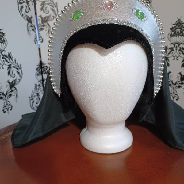 Anna's black and silver hood