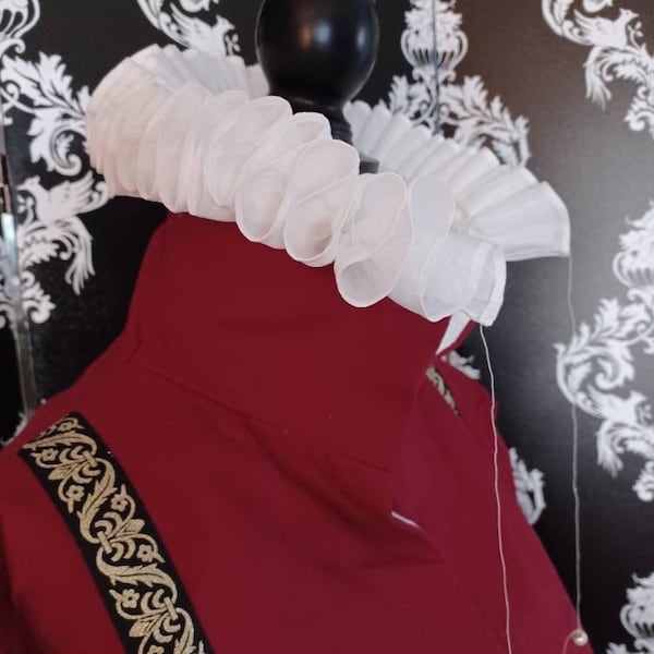 Modest Elizabethan linen ruff, starched, 16" neck
