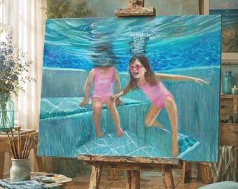 Könnte beinhalten: Ein Ölgemälde auf Leinwand auf einer Holzstaffelei, das zwei Kinder in rosa Badeanzügen unter Wasser in einem Swimmingpool zeigt. Ein Kind trägt eine rosa Schwimmbrille, während das andere teilweise untergetaucht ist. Die Szene zeigt blaues Wasser.