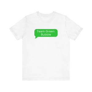 Puede incluir: Camiseta blanca con una burbuja de diálogo verde que dice "Team Green Bubble".