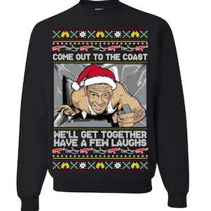 Puede incluir: Suéter navideño negro con un patrón blanco, verde y rojo. Presenta una imagen de dibujos animados de un hombre con un gorro de Papá Noel y sosteniendo un encendedor. El texto "Come out to the coast" y "We'll get together have a few laughs" está impreso en el suéter.