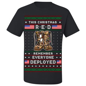 Może przedstawiać: Czarny T-shirt z świątecznym wzorem przedstawiającym parę wojskowych butów z lampkami, amerykańskie flagi i tekst "This Christmas R-E-D Remember Everyone Deployed".