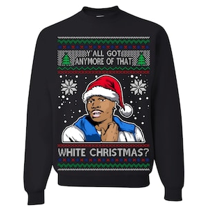 Puede incluir: Suéter navideño negro con un patrón blanco, verde y rojo. Presenta una imagen de dibujos animados de un hombre con un gorro de Papá Noel y el texto "Y'all got anymore of that? White Christmas?"