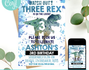 Puede incluir: Una invitación de cumpleaños de dinosaurio en acuarela azul y verde con el texto "¡Cuidado! ¡Tres Rex está suelto!" y "Por favor, únase a nosotros para celebrar el 3er cumpleaños de Ashton". La invitación incluye la fecha, la hora y el lugar de la fiesta.