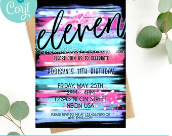 Può includere: Un invito ad una festa di compleanno di 11 anni con uno sfondo astratto colorato. L'invito dice "eleven" in un carattere corsivo nero e include il testo "Unisciti a noi per celebrare l'11° compleanno di Addysyn. Venerdì 25 maggio 14:00-16:00 12345 Neon Street Neon USA. Per favore, conferma la tua presenza al 123.456.7890 o a @my email.com"