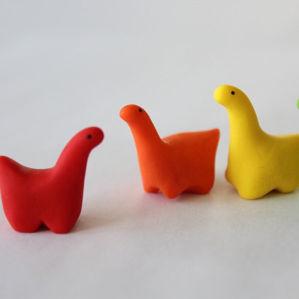 Mini figurines de dinosaures en argile