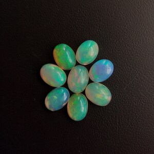 Naturlig etiopisk opal/ oval cabochon (cabochons)/ lösa ädelstenar/ 4 x 3 MM - 8 x 10 MM/ Ädelstenar av fin kvalitet/ Vackra och superfärgade.