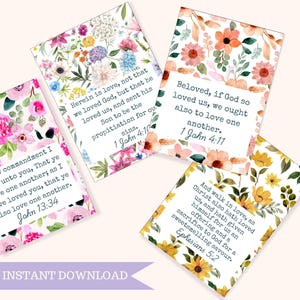 Puede incluir: Cuatro tarjetas con diseños florales y versículos bíblicos. Cada tarjeta presenta un diseño floral diferente con texto bíblico. Las tarjetas son en tonos de rosa, amarillo y morado, con el texto en negro. El texto "Descarga instantánea" está en la parte inferior.