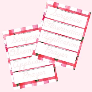 Puede incluir: Varias hojas de papel con un patrón de cuadros rojos y blancos y rosas rosas. Las hojas tienen las palabras "Escritura", "Observación", "Aplicación" y "Oración" escritas en cursiva. El fondo es de color rosa suave.