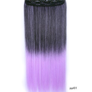 Pu&ograve; includere: Estensioni per capelli con clip in ombr&eacute; da nero a viola. I capelli sono lisci e lunghi. Le extensioni per capelli sono attaccate a un clip nero.