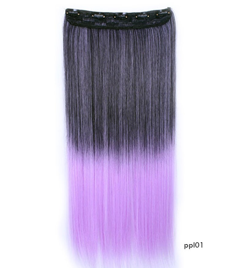 Pu&ograve; includere: Estensioni per capelli con clip in ombr&eacute; da nero a viola. I capelli sono lisci e lunghi. Le extensioni per capelli sono attaccate a un clip nero.
