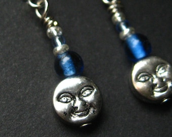 Blauer Mond Ohrringe. Perlen Ohrringe. Blaue Ohrringe mit Mann im Mond-Gesicht. Baumeln Ohrringe. Handgefertigte Ohrringe.
