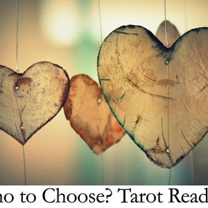Lecture de tarot triangle amoureux. Choisissez entre deux lectures romantiques avec médiums. Lecture de cartes de tarot. Lecture de diseuse de bonne aventure.
