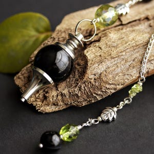 Pendule en cristal d'onyx noir avec péridot vert feuille et accents argentés