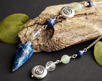 Pendel aus dunkelblauem Meeressedimentjaspis mit neuen Jade- und Quarzakzenten