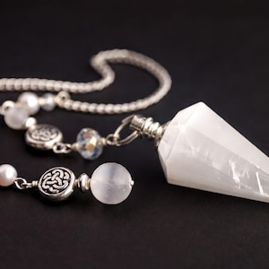 Pendolo di selenite con perle d'acqua dolce (bianco e argento)
