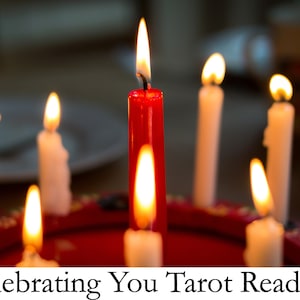 Célébrons votre lecture de tarot. Lecture de cartes de joyeux anniversaire. Cadeau lecture psychique. Lecture de cartes de tarot. Lecture de diseuse de bonne aventure.