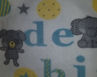 Polaire super douce et minky pour entourer votre bébé de confort ! Un super cadeau de baby shower ! Coutures renforcées pour plus de durabilité !